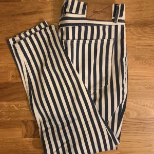 Randiga mom jeans strl 38 - Svinsnygga mom jeans som jag tyvärr inte kan ha längre. Vita med mörkblåa ränder. Bjussar på frakten!