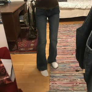 Esprit jeans - Superfina men tyvärr lite långa på mig:( från edc by Esprit och i utmärkt skick. Väldigt stretchiga så passar nog de flesta! Superfin detalj med märket nere på benet och jättefin wash. Jag är ca 163. Frakt: 79kr/möts upp på söder. 