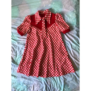 Röd rutig klänning - Supercute klänning, knappt använd och i jättefint skick. Något kort i modellen så passar nog xs bäst men sitter även bra på mig som har small. Vid frakt står köparen för kostnaden 🌿