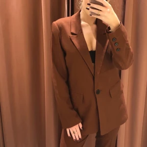 Oversized kavaj - Säljer denna supersnygga kavaj från Gina Tricot! Använd endast fåtal gånger, helt som ny. Köparen står för frakten:)