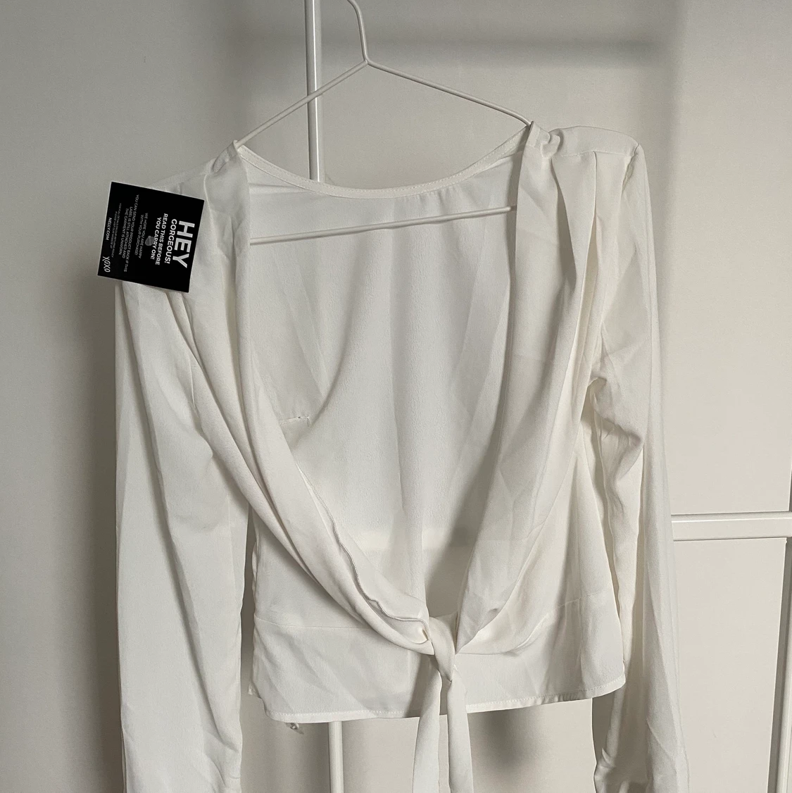 Super fin blus med öppen rygg