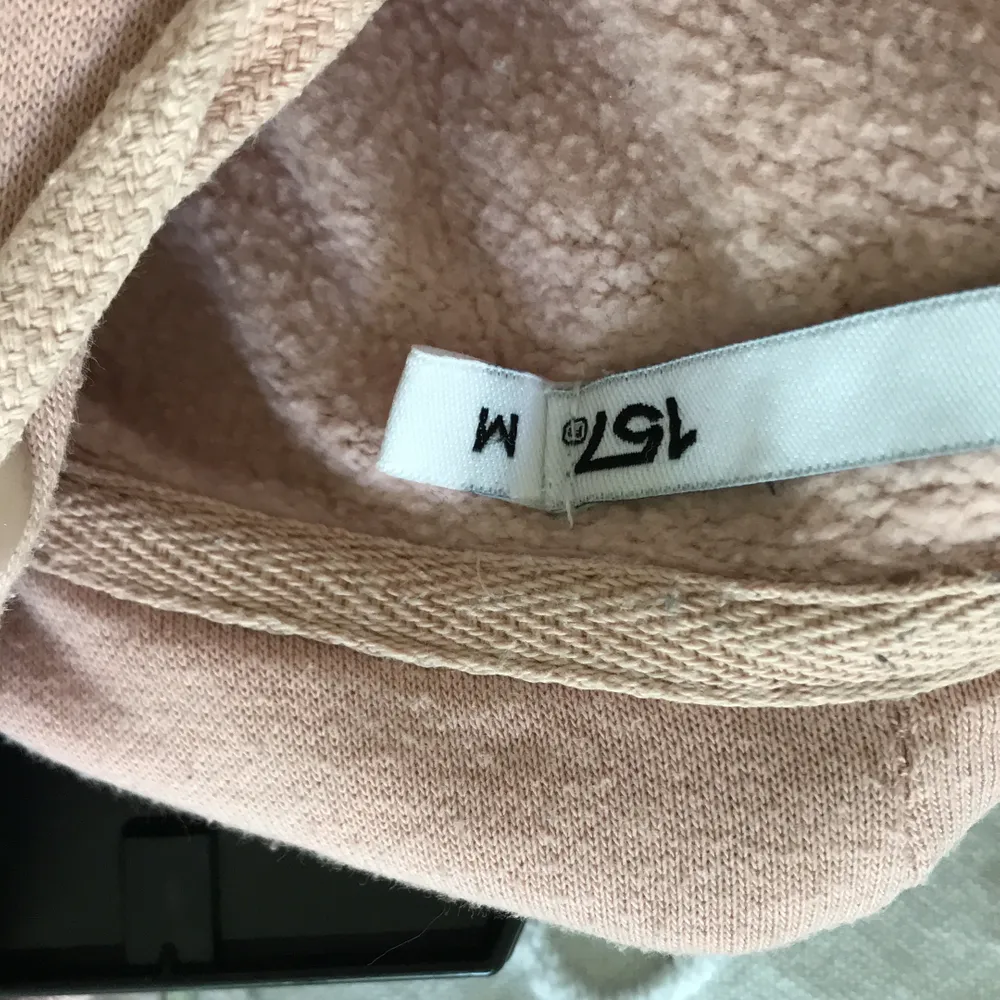 En skit snygg rosa hoodie. har använts en del, boxig i modelen. är i storlek M men den funkar som en L men också om man vill ha den större så funkar det också. Betalas via swich. frakten ingår inte i priset . Hoodies.