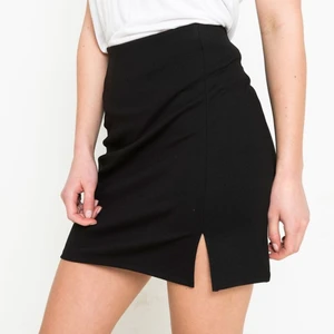 Kjol  - Kjol från lager 157 med en liten slit, väldigt fin.