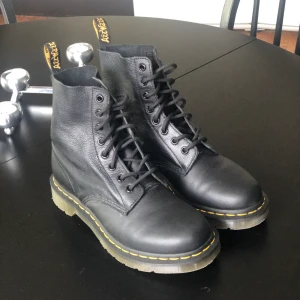 Dr martens Pascal - Dr martens i storlek 40, modellen heter Pacale. Jag har endast testat skorna inomhus, så de är i nyskick. Jag har dock slarvat bort kvittot så säljer hem därför nu. Köptes i augusti på Skorett för 1999:-. 