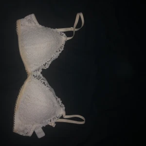 Vit spetstop med bygel - Stl M