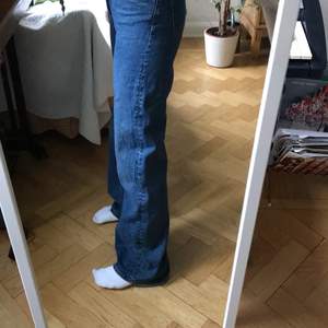 Jeans från monki i den populära modellen Yoko!💕 säljer för att jag tycker dom är lite för små dem är strlk 24💜  100+frakt