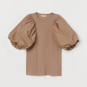 T-shirt med puffärm! - Har två likadana. En M och en S. På bilden har jag på mig M och tycker jag passar i båda. Så både S oc M finns att köpa. Från H&M. Frakt ingår 📦 Nypris: 250kr 