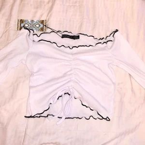 Vit ribbad topp från Boohoo - Vit ribbad långärmad topp fen Boohoo i storlek S