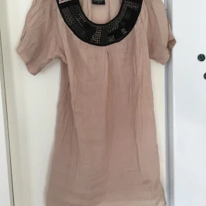 Soaked in luxury klänning i stl M - Soaked in luxury klänning. Stl M