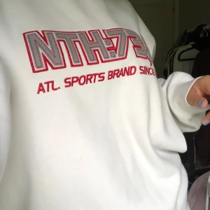 (så fin!) Vit Sweater - Intressekoll på min fina tröja från humana (tror jag) som tyvärr inte kommer till användning. Det står XXL och sitter snyggt oversized på mej som är M. Säljer endast vid bra bud. Superfin i nyskick! kan mötas upp i sthlm eller frakta💕 Öka buden med minst 10kr! (andra bilden lånad) HÖGSTA BUD 480 inkl frakt💕 AVSLUTAD