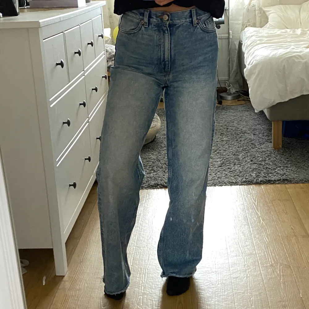 Säljer ett par snygga jeans med vida ben! Storlek 26 och dom sitter perfekt på mig! Möts upp i Stockholm, men kan även frakta! BUDA💕😌. Jeans & Byxor.