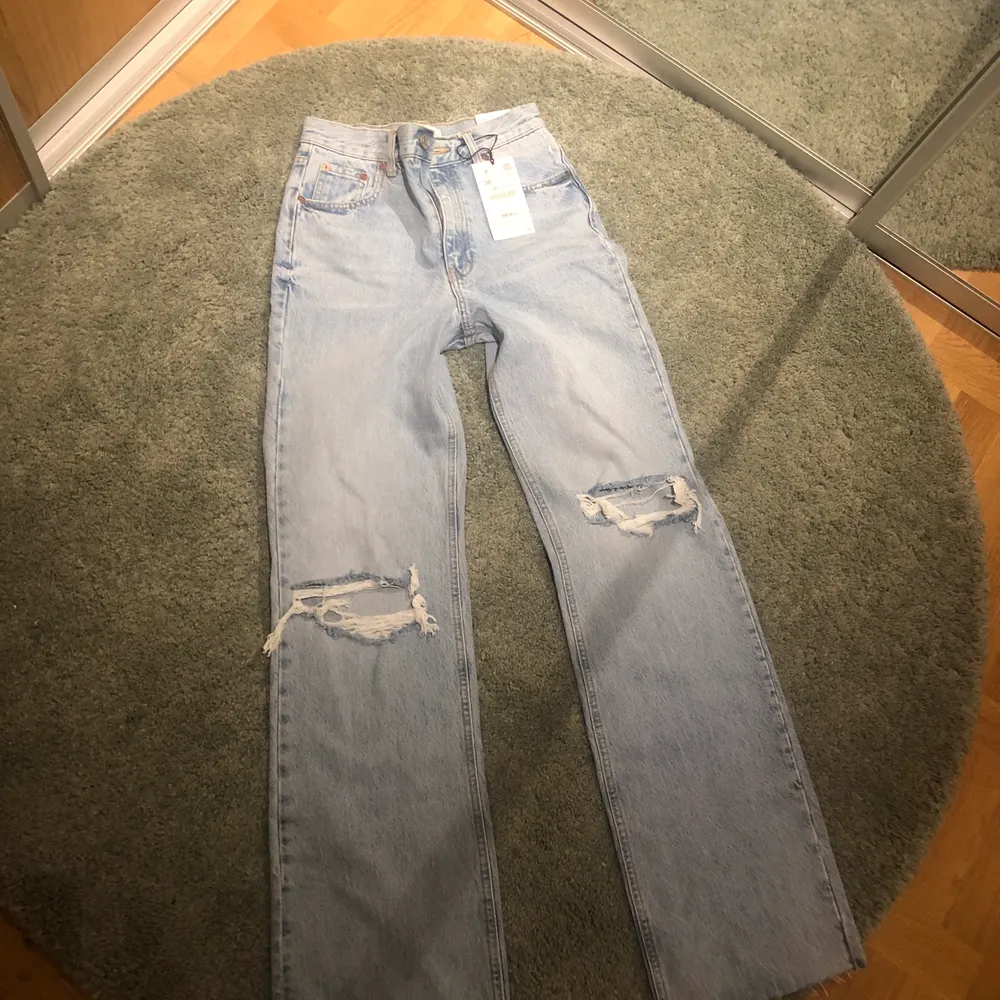 Helt nya skitsnygga jeans från Zara, beställde två i olika strl men glömde returnera därav ett par jeans över! Strl 36. Jeans & Byxor.