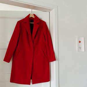 Säljer min coola röda kappa från New Look. Storlek 40. Passformen är rak, något oversize och på mig är den knälång 🌹 Frakt tillkommer (140kr) eller så möts vi i Helsingborg.