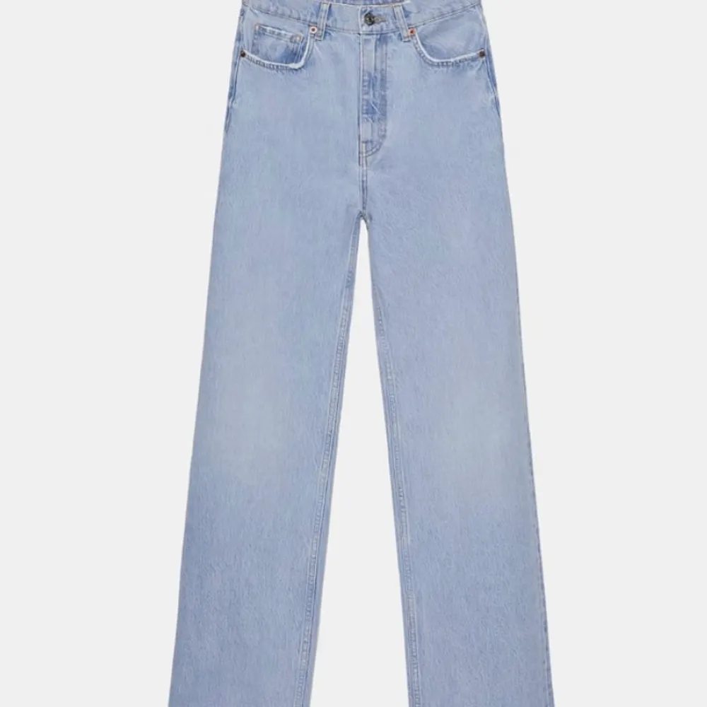 Populära slutsålda jeans ifrån zara i storlek 36. Använd fåtal gånger och är i bra skick. Säljer pga att dom ej sitter så bra.. Jeans & Byxor.