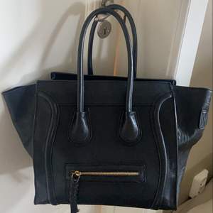Säljer min svarta handväska som jag endast använt ett få antal gånger. Väldigt rymlig och bra! 🖤👍🏻 (Frakt tillkommer)