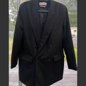 PULL&BEAR kavaj - Oversized kavaj från pull&bear i strl L som inte kommer till användning längre, ca 80cm lång och i fint skick ✨ köparen står för frakt 🚚 