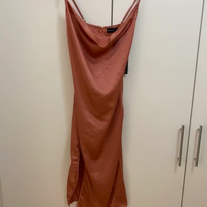Rosegold dress from PrettyLittleThing  - Helt ny satin Rosa guld klänning från PrettyLittleThing