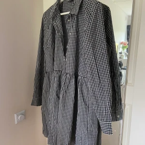 Rutig klänning - Säljer nu denna rutiga klänningen från Gina! Knappt använd😃 köpte 40 för en lite oversize känsla, supersnygg med ett skärp i midjan!