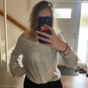 Superskön stickad tröja - Skön Stickad grå tröja från lager 157, använd Max 4 gånger. Skriv vid intresse 🦋köpare står för frakt🦋