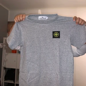 Stone island t- shirt. - Bra skick och fläckfri. Använd fåtal gånger. Storlek S. Ny pris 1300. Säljer för 400