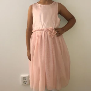 H&M barnklänning - Söt klänning för barn. 🎀 Överdelen är i sammet och var en blom liknade mönster vid midjan!⚡️ (Skriv för fler bilder, kunden står för frakten som summan varierar beroende på varans vikt) 