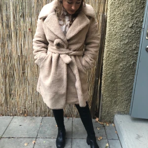 Teddyjacka - Teddyjacka från Ivyrevel. Knappt använd, i nyskick. Passar storlek 34-38. Frakt tillkommer.