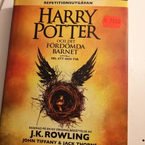 Harry Potter och det fördömda barnet - Säljer boken "Harry Potter och det fördömda barnet", helt nytt skick och passar perfekt till den som älskar Harry Potter 🌠