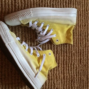 Convers 37 dip dye - Convers 37, gul dip dye, unika och coola. Använda men väldigt lite. Finns att hämta i Stockholm. 