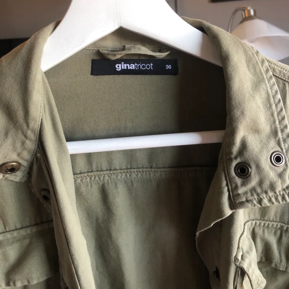 En militärgrön jacka från Gina tricot. Kan även användas som overshirt nu på hösten när det blir kallare. Jackor.
