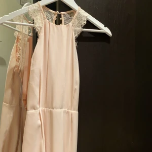 Maxiklänning med öppen rygg  - Puderrosa maxiklänning med spets och öppen rygg. Storlek 34. Använd 1 gång. 