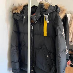 Parajumper  - Säljer nu min skönaste och älskade vinterjacka då den blivit förliten;(( Den är äkta och jag har kvar kvitto och taggar. Nypris ca 9.400kr. Den är i populära modellen long bear svart med äkta päls på luvan. Storlek medium! 