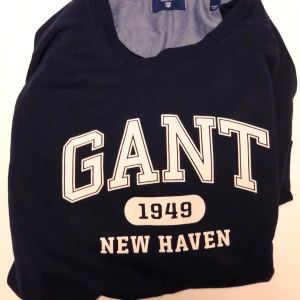 Gant töja  - En gant tröja passar storlek m men kan va lite stor för s och lite tajt och kort för l  Ny pris 999kr som ni ser på tredje bilden men säljs för 599 skick är 10/10 kommer ny tvättat om ni vill det