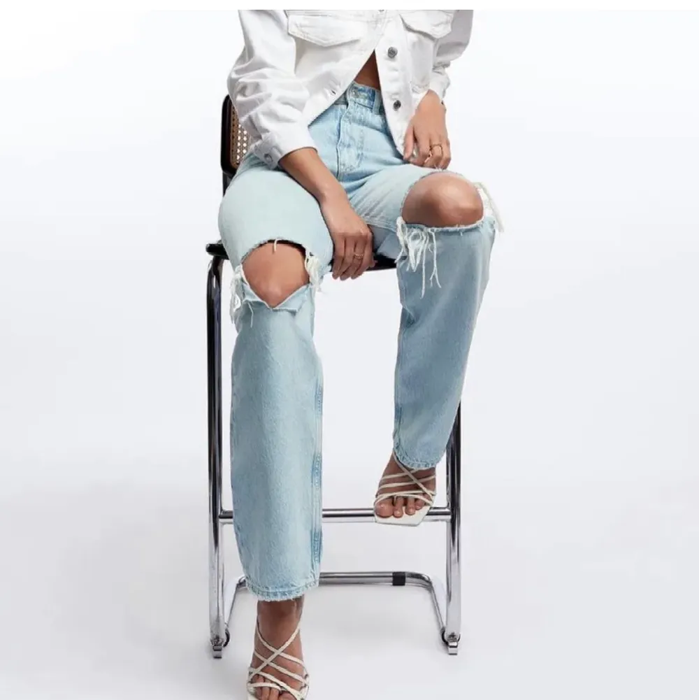 Jättepopulära och efterfårgade jeans i storlek 36 från Gina Tricot annvända fåtal gånger utan slitningar!!. Jeans & Byxor.