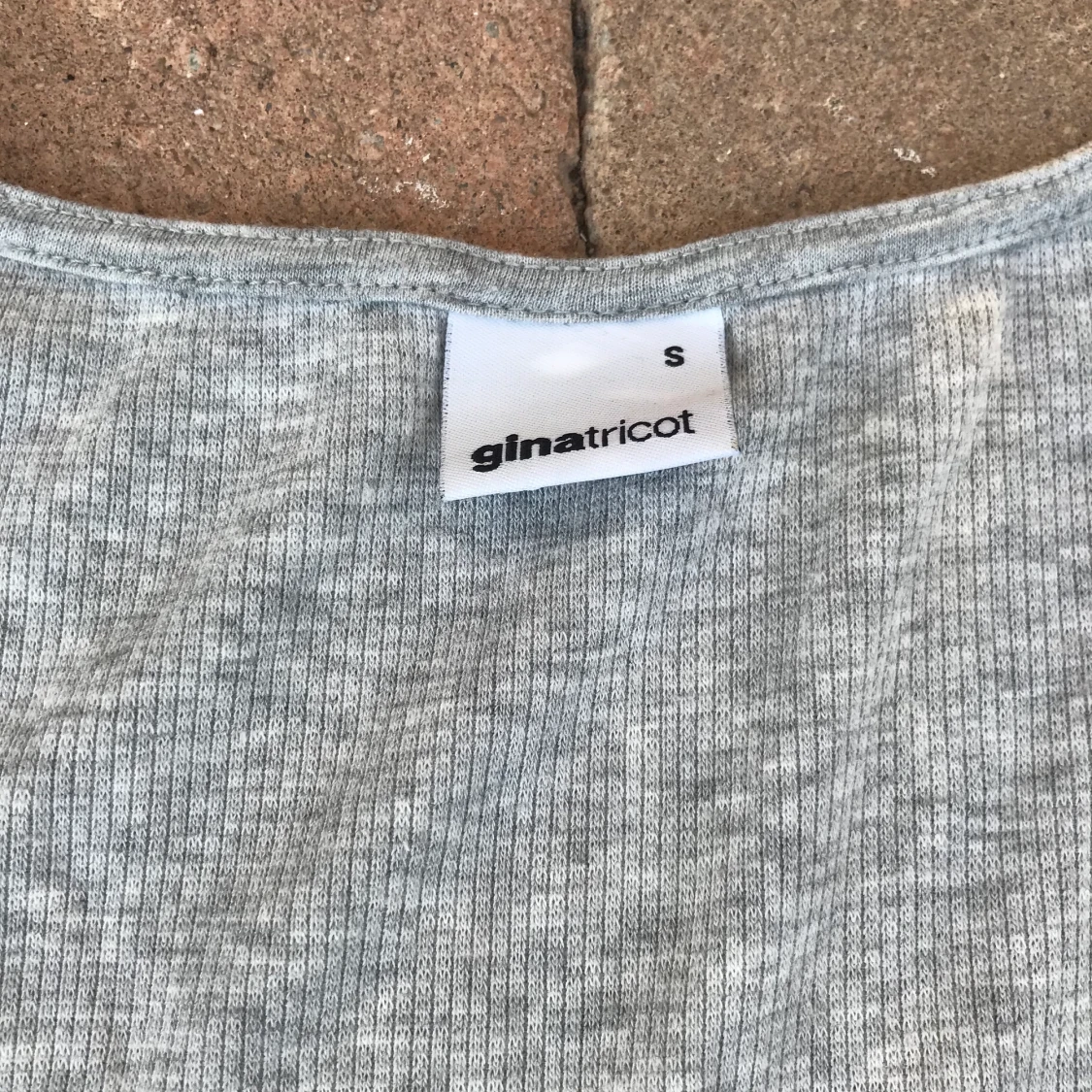 T-shirt med snörning i storlek S - 91