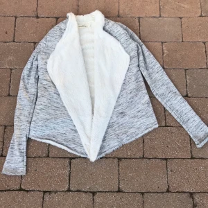 Kofta i storlek 158,164 - En mysig kofta från h&m i storlek 158,164 ungefär som en XS. Har knappt använt den för inte riktigt är min stil. (Frakten ingår i priset)