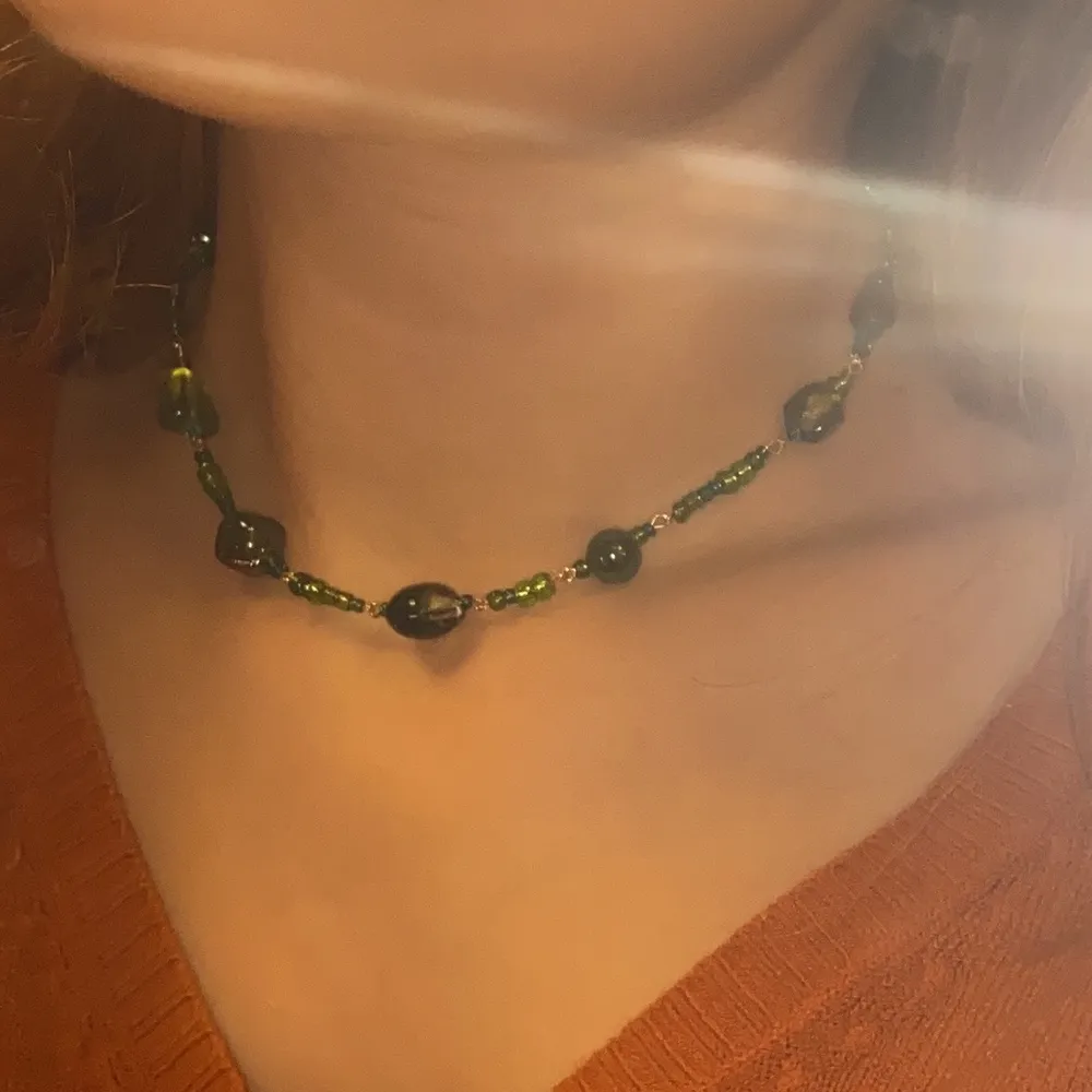 Ett handgjort halsband av metall och gröna glaspärlor✨✨ frakten ingår i priset❣️. Accessoarer.