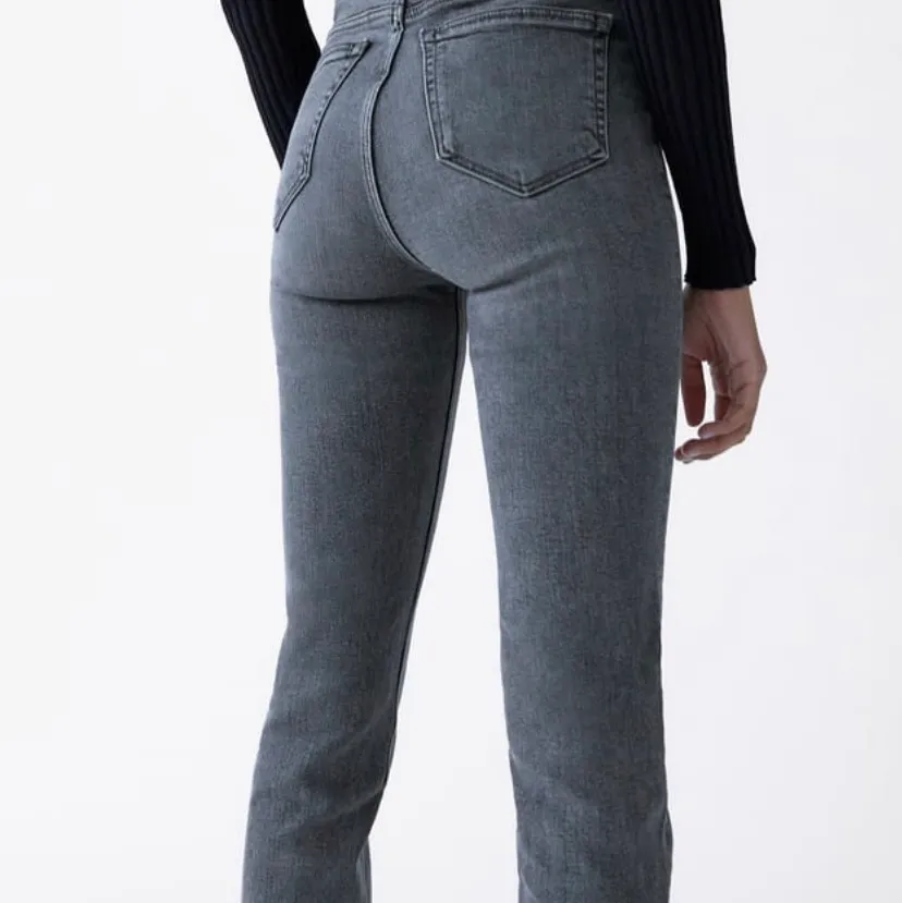 Skitsnygga jeans från Zara med slits från Zara. Säljes då de inte används längre. De är väldigt långa och går ner över skon på mig som är 170.🌟 (lite slitna nertill men inget som syns särkilt mycket)  Köparen står för frakten . Jeans & Byxor.