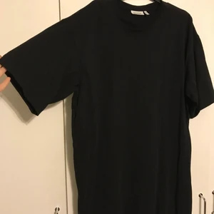 Rak klänning - Svart rak klänning från Weekday, har en slapp och härlig passform. Inte mycket använd alls! Ett perfekt basplagg man kan styla om, om man skulle vilja det!! Frakt tillkommer utöver priset💓