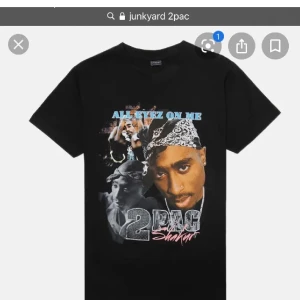 Tupac - Säljer denna trendiga tröja! Köpt från junkyard. Skick: 10/10✨ säljer direkt för 275kr inkluderat med frakten!