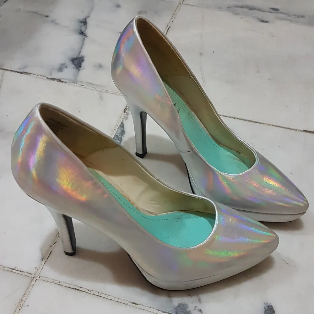 High heel pumps från Divided H&M. Storlek 39. Klackhöjd 12 cm. Holographic metallic unicorn. Finns små skavmärken på skorna men inget man tänker på när man har dem på sig. Hämtas i Linköping eller skickas med posten frakt tillkommer då.. Skor.