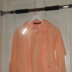 Träningsjacka - Träningsjacka i aprikos färg, strl 38 + frakt 63kr ✨🍊