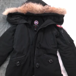 Canada goose jacka - Använd ett par gånger, bra skick. Jackan är i storlek XXS men passar även XS då jag använder det. Priset går att sänka vid snabb affär, passa på! Kan både mötas upp i malmö och frakta. Vid intresse kontakta för mer bilder.