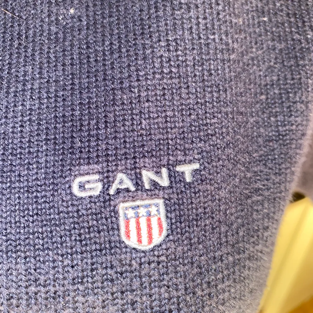 En Gant tröja i mycket bra skick använd 2 ggr. Lite tjockare material med så bra kvalitet så håller en världigt varm. Står att de är storlek S men jag har storlek M och den passar perfekt på mig. Orginal pris: 999kr. Bud börjar på 400kr. Tröjor & Koftor.