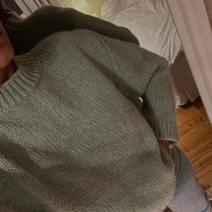 Grön stickad tröja  - Superfin grön stickad tröja. Köparen står för frakten 63kr 💚💚💚 jag är 167cm