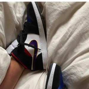 Jordan mid rivals  - Säljer dessa AS SNYGGA jordans, inga slitage eller liknande defekter! GIVETVIS ÄKTA, budgivning (högsta bud 0 + frakt)