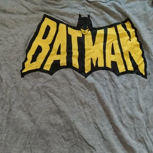 Oversized Batman tröja strl M Divided - Använt men gott skick. Djur och rökfritt hem.