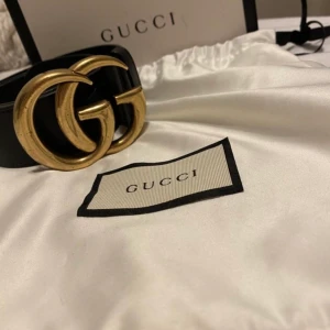 Gucci - Säljer mitt älskade gucci bälte på grund av att den inte passar mig längre och kommer knappt till användning. Bältet passar både small och medium och är i storleken 85/100 cm och själva bältet är cirka 4 cm brett. Låda och dustbag ingår men har ej kvitto då jag fick den i present. I priset ingår även frakt! :)   Hör av vid intresse! 