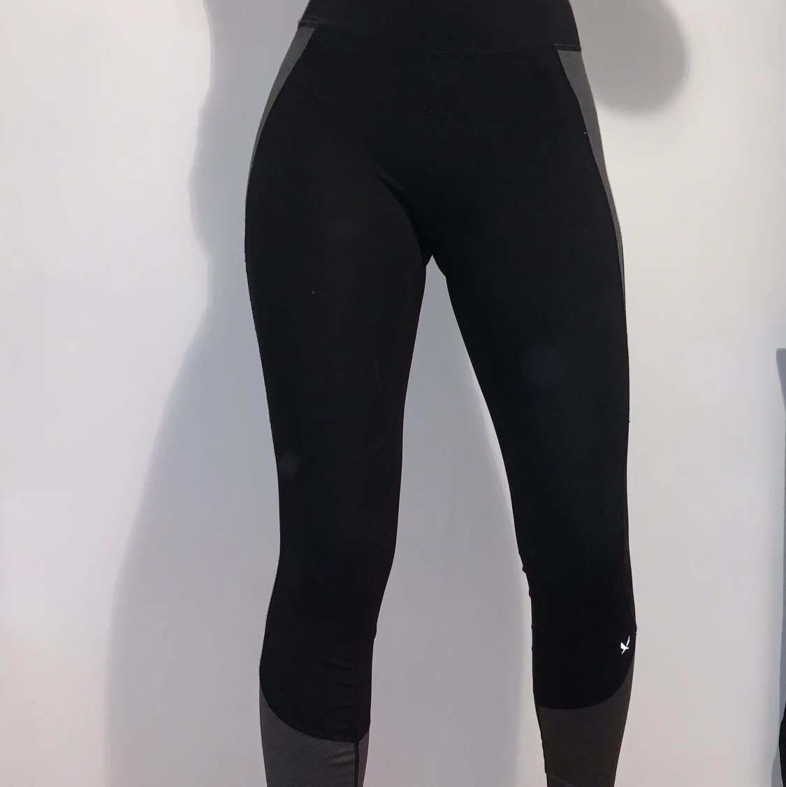 svarta träningsbyxor