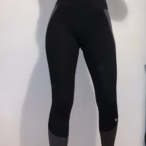 svarta träningsbyxor - knappt använda, fint skick. skriv för fler bilder