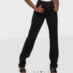 Raka långa jeans💖 - Skitsnygga jeans, raka och lång med egenklippt slits (pm för bild)💖 sitter så bra och formar kroppen jättefint!